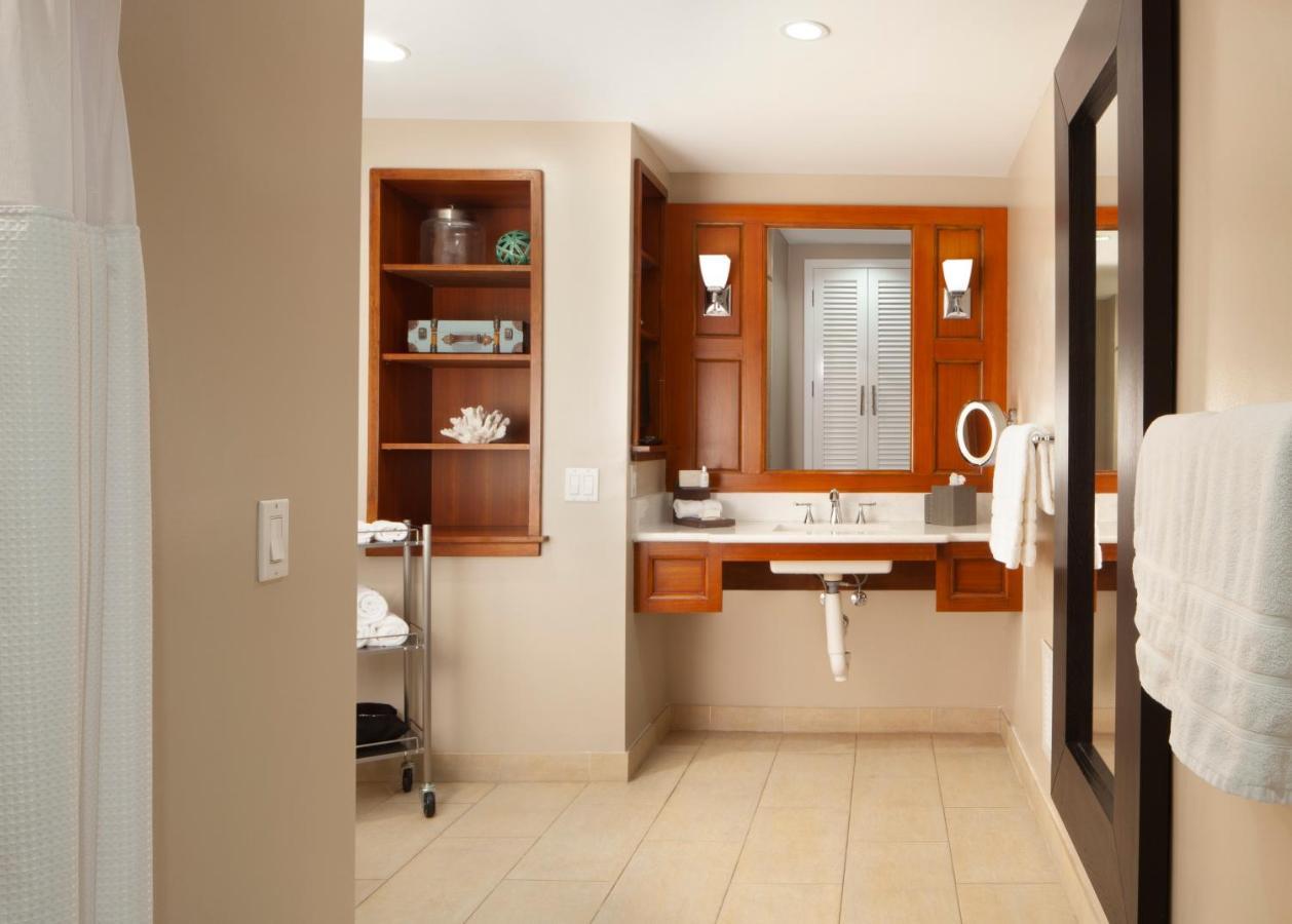 Lanai Queen Room Roll Shower
