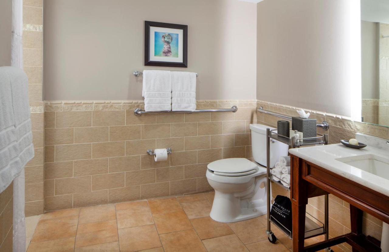 Lanai Queen Room Roll Shower