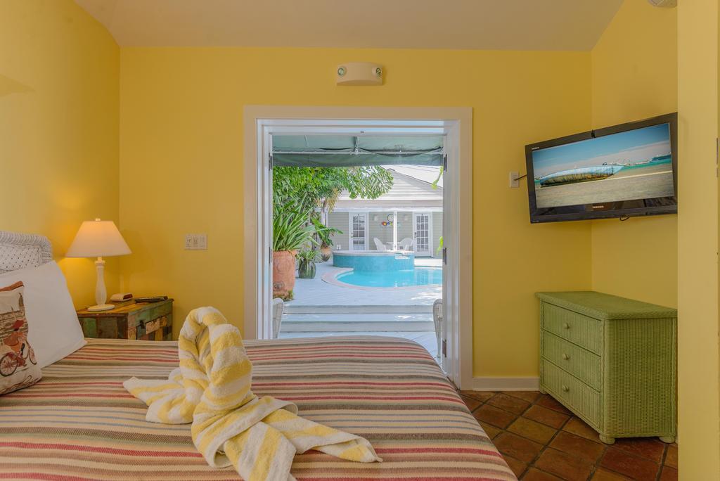 Queen Studio with Pool View