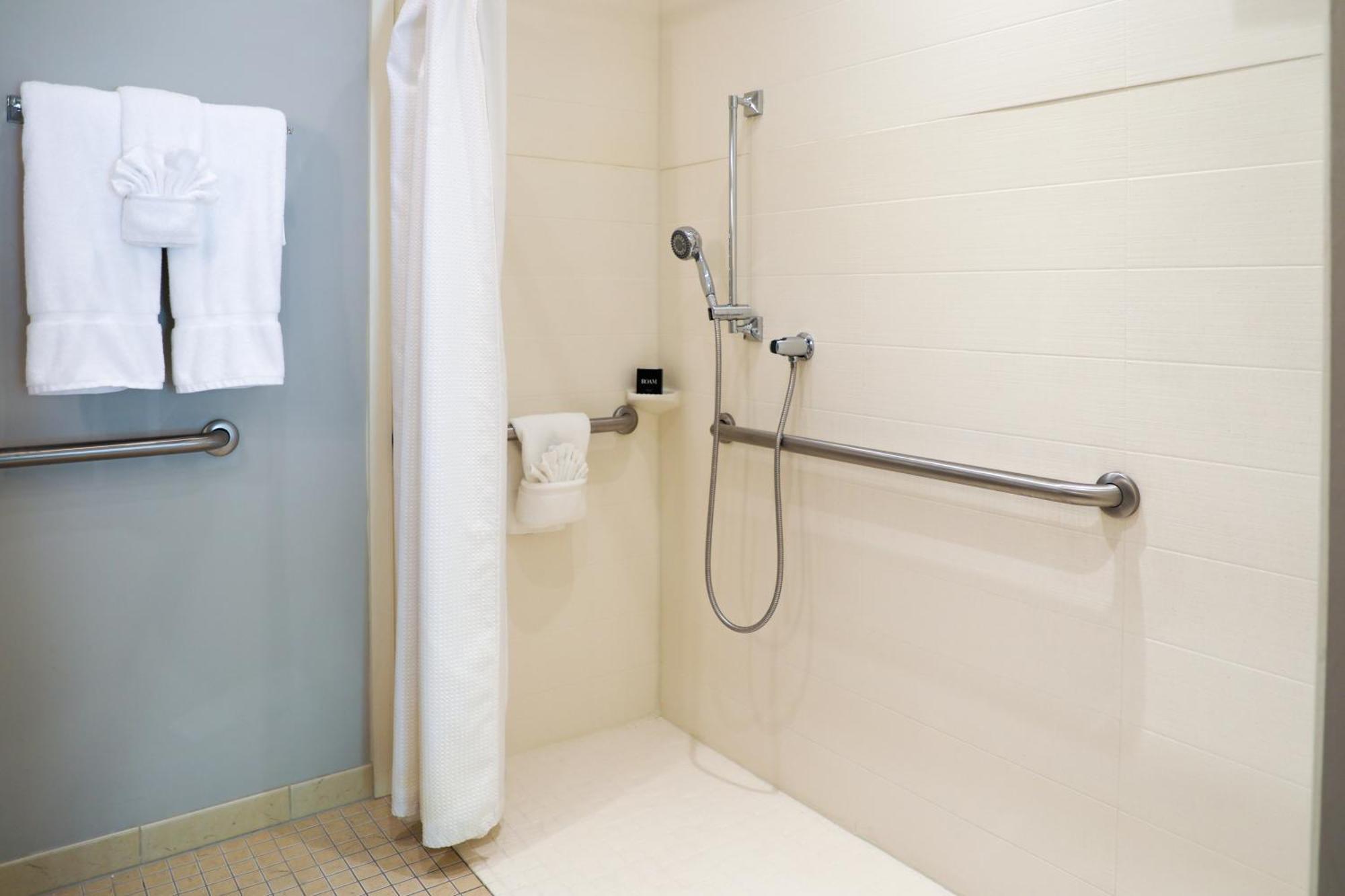 Deluxe Queen Room Disability Access