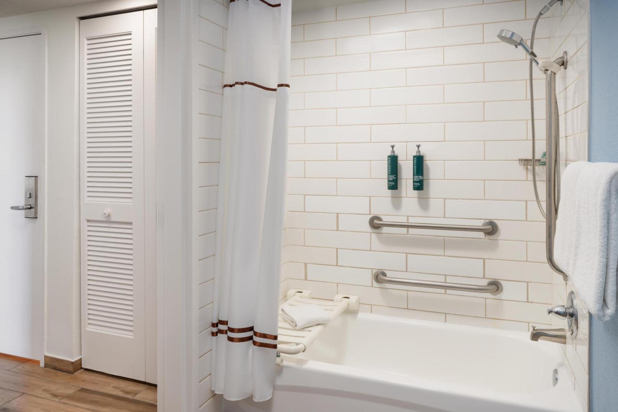 King Room Bath Tub Hearing Accessible or Non-Smoking