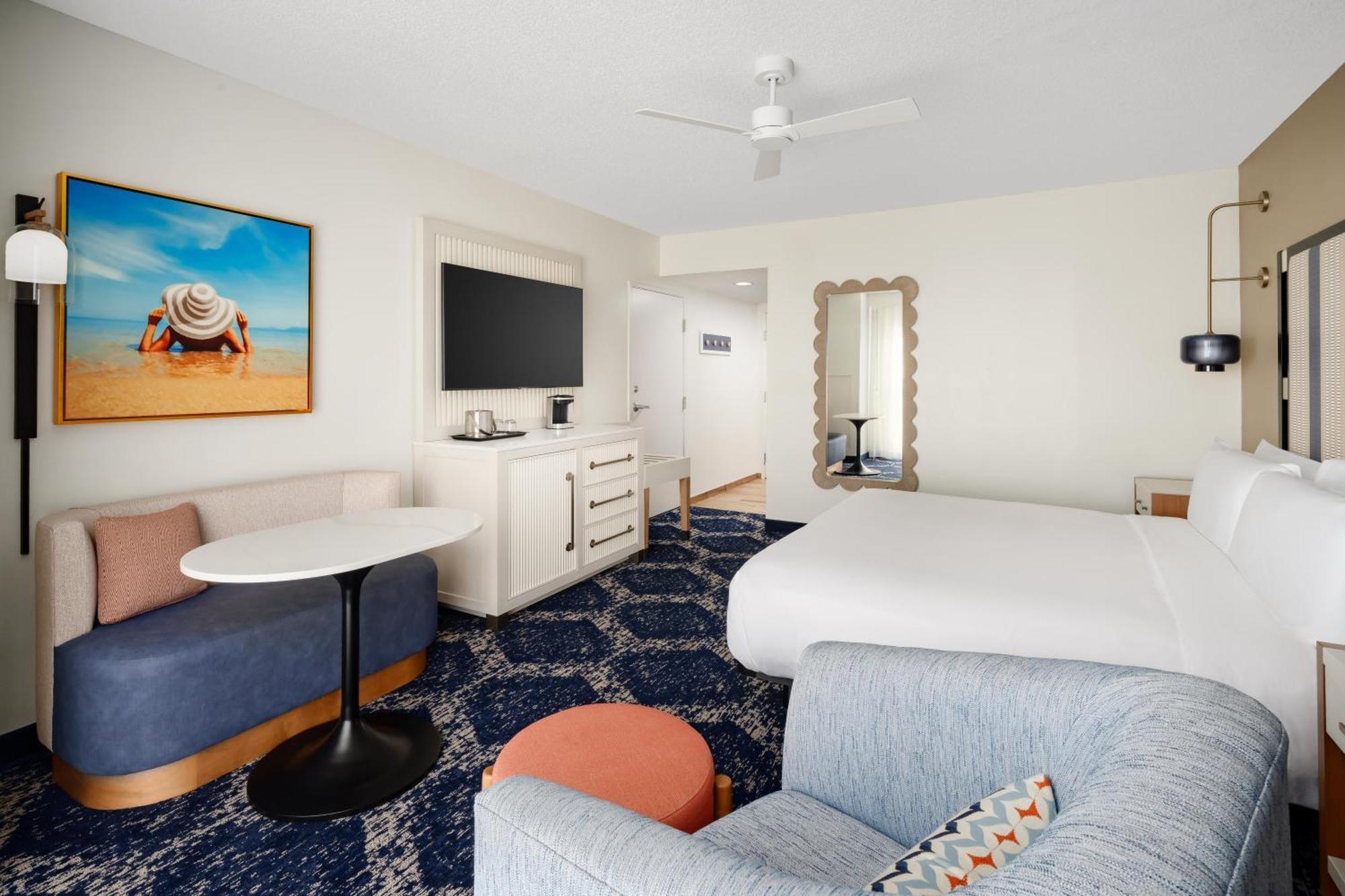 King Room Bath Tub Hearing Accessible or Non-Smoking