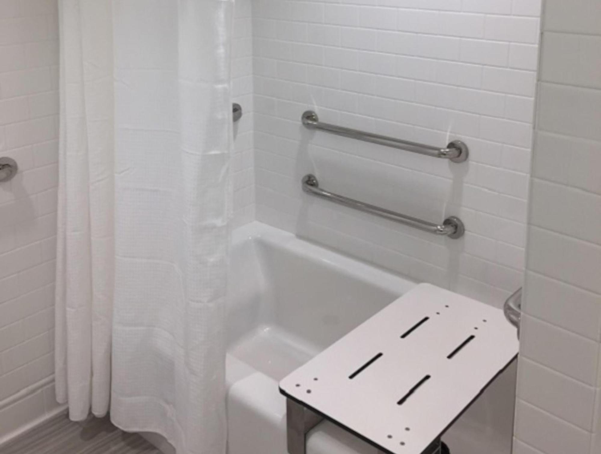 Queen Room Two Queen Beds Partial Ocean View Bath Tub Mobility Hearing Access