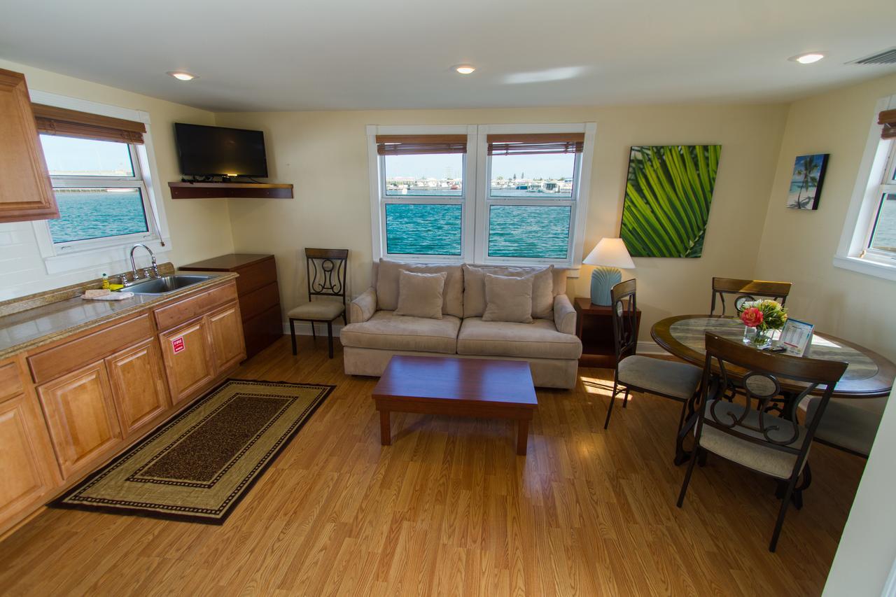 Houseboat Kitchen,634809933:JPEG