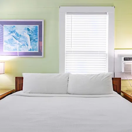 Curry House - Pool, King Bed & Balcony! Room 7-3